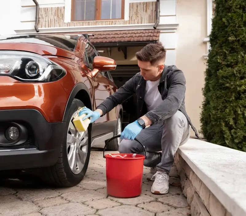Lavage auto à domicile Essertines-en-Donzy : professionnel intervenant sur un véhicule